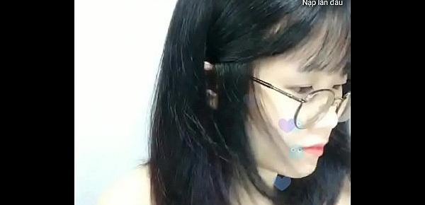  Em gái đeo kính xinh xắn live stream trên Uplive